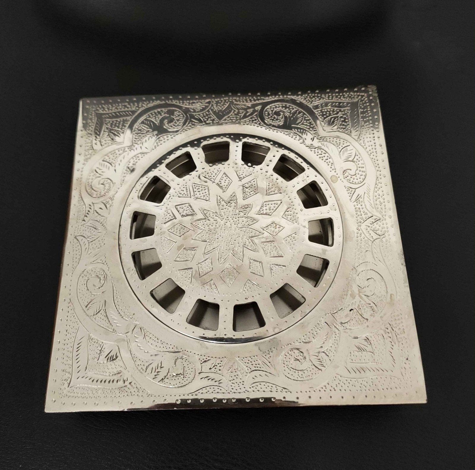 Engraved Silver Floor drain - Image 2